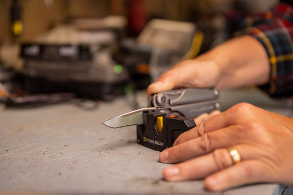 https://www.leatherman.com/on/demandware.static/-/Library-Sites-leatherman-shared2020/default/dw94b05ff1/blog/news-&-info/tool-knowledge/how-to-use-the-blade-sharpener/Blade_Sharpener_Inuse_3.png