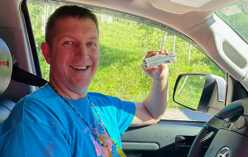 A man sitting in his car showing his lost and found Free P4.